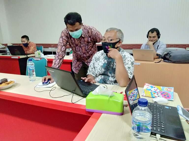 Melaksanakan Pengabdian Kepada Masyarakat, Prodi Pendidikan Matematika Mengadakan Workshop Penguasaan Aplikasi Matematika Bagi Guru SMP