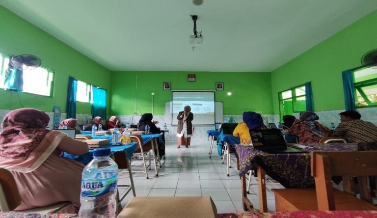 Tim Mahasiswa PMM Mitra Dosen Mengadakan Pendampingan Pengembangan Modul Ajar Interaktif kepada Guru SDN Mojolangu 1