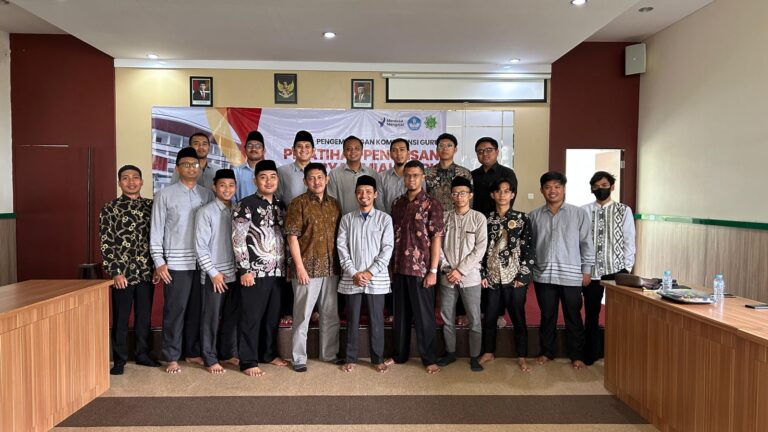 Pelatihan Penulisan Karya Ilmiah Guru SMP AL IZZAH Batu oleh Dosen Pendidikan Matematika UMM