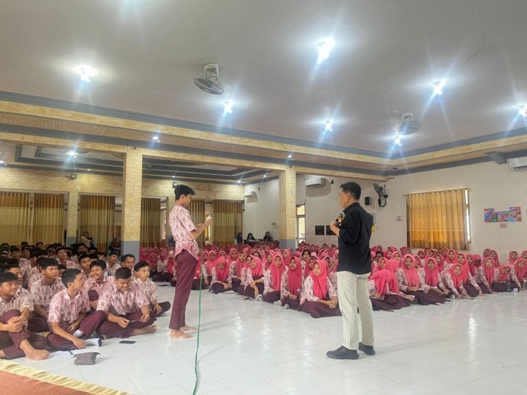 Prodi Pendidikan Matematika UMM Gelar Kuliah Umum di SMAN 2 Jombang: Gaya Hidup Berkelanjutan dengan Solar Cell