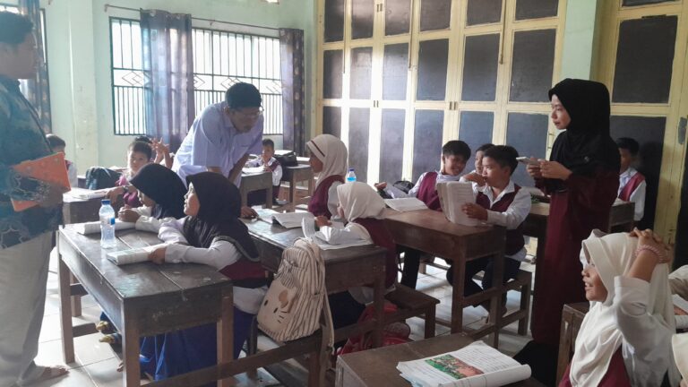 Dari Malang ke Phnom Penh: Dosen Pendidikan Matematika UMM Dorong Inovasi STEAM di Sekolah Komunitas Kamboja